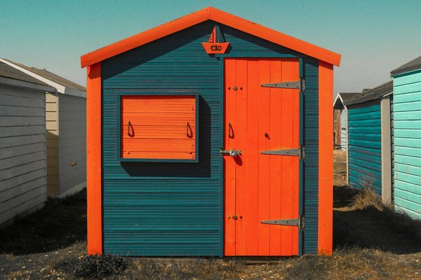 Quels sont les équipements indispensables pour un camping en région de forêt humide en été?